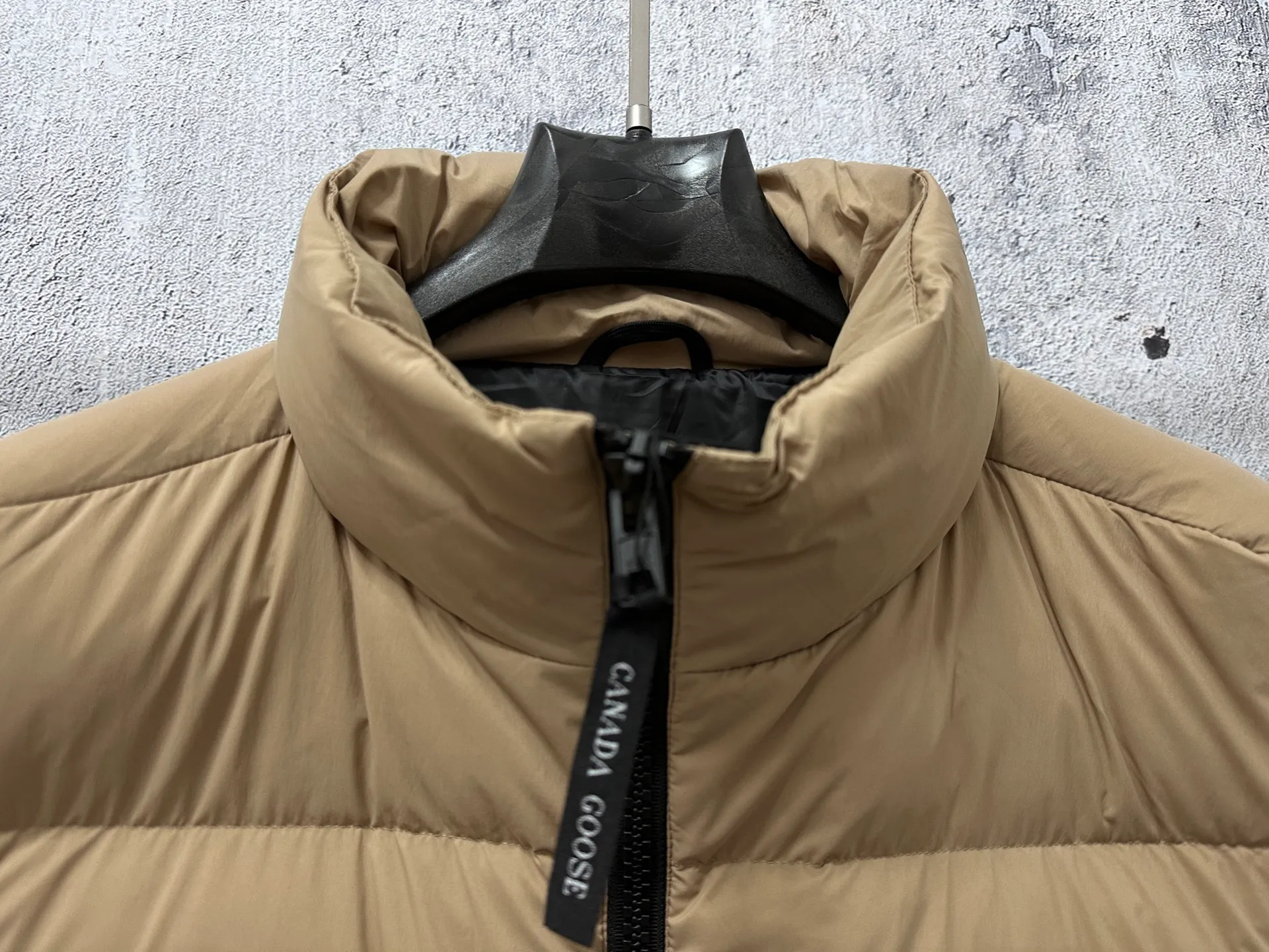 P560 【CANADA GOOSE】Lawrence Men's Down Vest The Lawrence down vest features a durable shell and quilted body, making it a must-have item for all seasons. It's made from sustainable Enduraluxe fabric, which has a durable soft touch. The Lawrence features a thoughtfully designed down-filled collar to block strong winds, a two-way zipper and a longer rear hem. Size: XS-XXL